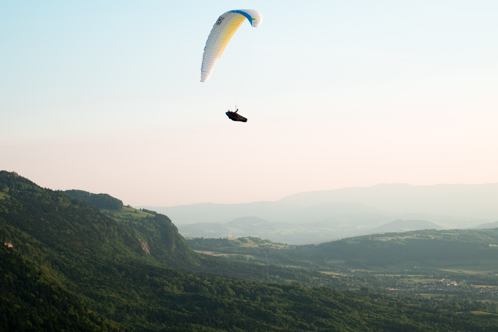 Parapente solo volant au dessus du Col de la Forclaz et du Lac d'Annecy