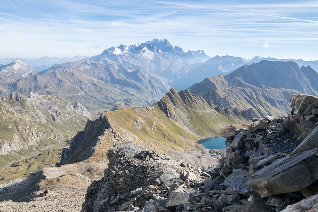 Vue sur l'un des 5 lacs depuis les hauteurs de la randonnée